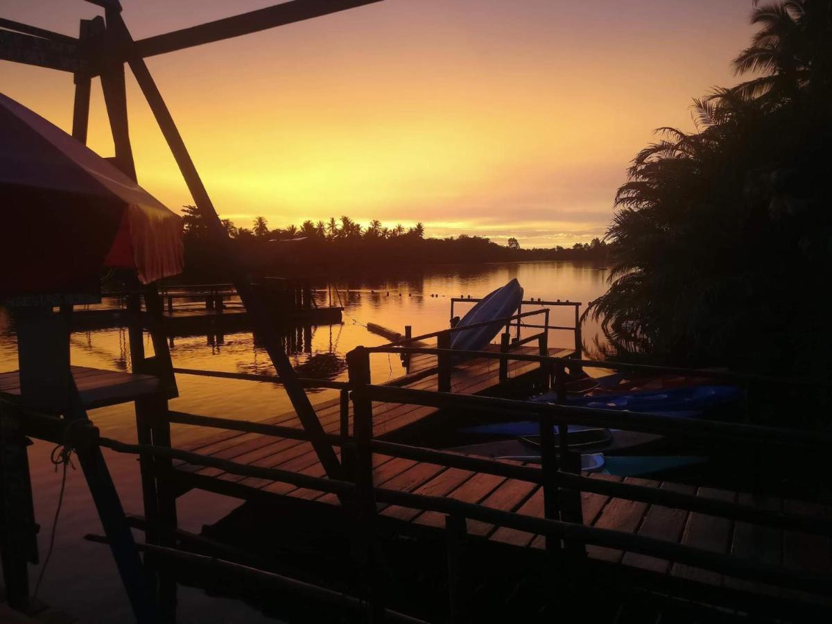Arcadia Backpackers & Waterpark Hostel Kampot Exterior photo